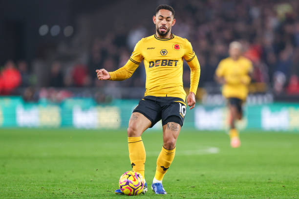 性情中人！記者請求合影 穆帥爽快答應.